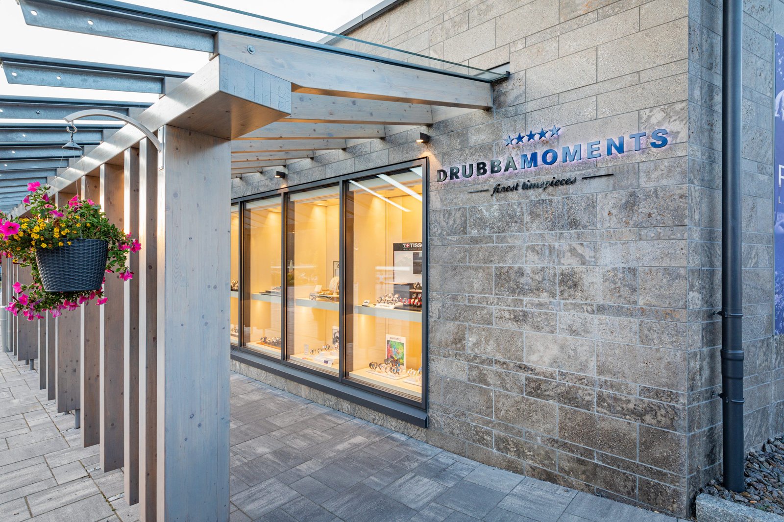As precise as clockwork: It’s the FAAC SKR35 Automatic Entrance to the luxury Drubba Moments showroom